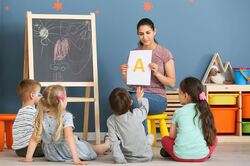 Скільки часу у світі приділяють вивченню мови в початковій школі — і чому це стає стратегічним питанням освіти