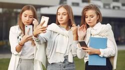 У Польщі заборонять користування мобільними у школах: кому і коли