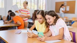 У Верховній Раді зареєстрували законопроєкт про заборону смартфонів у школах